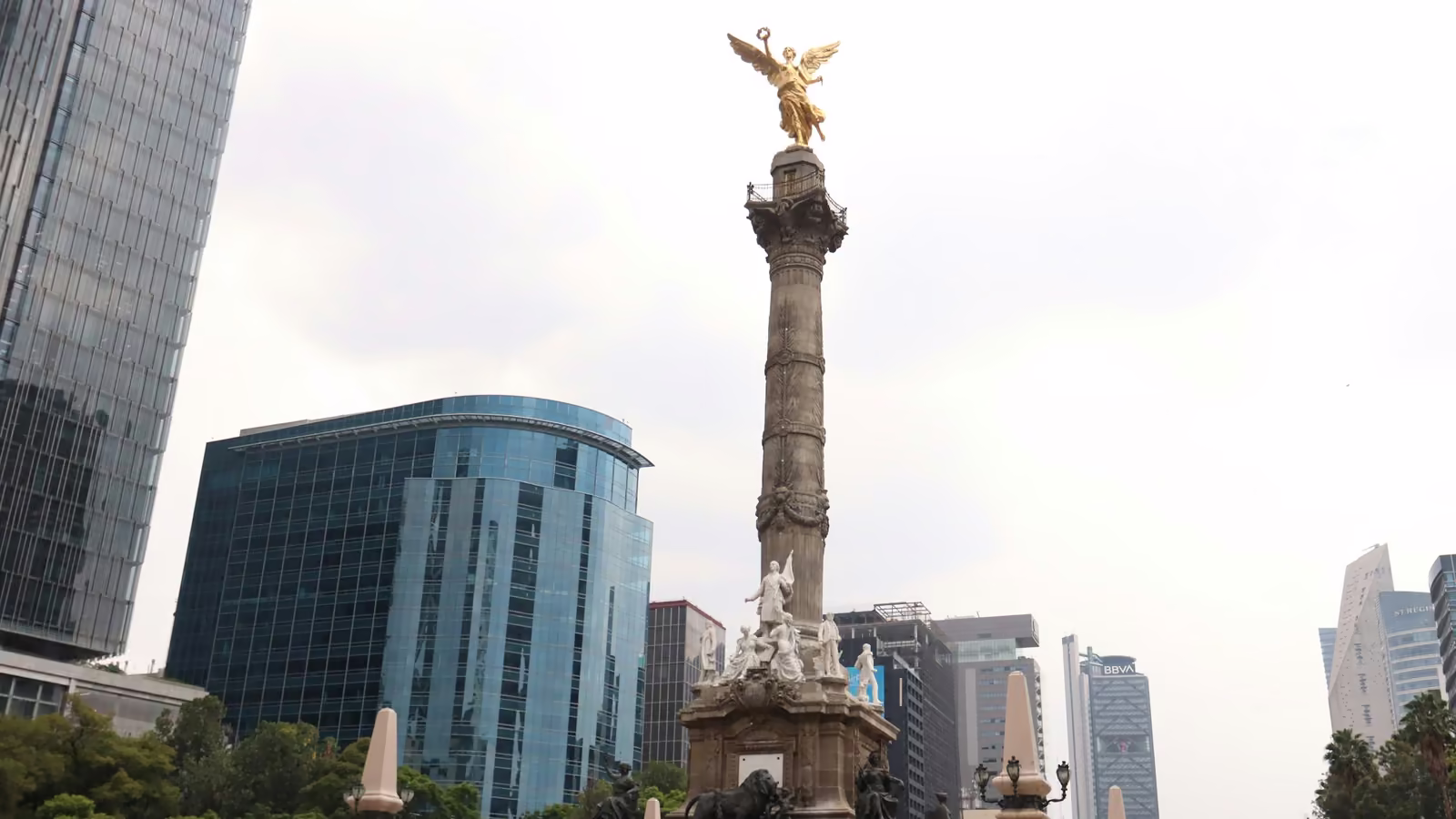 Ángel de la Independencia y torres de Paseo de la Reforma, Ciudad de México