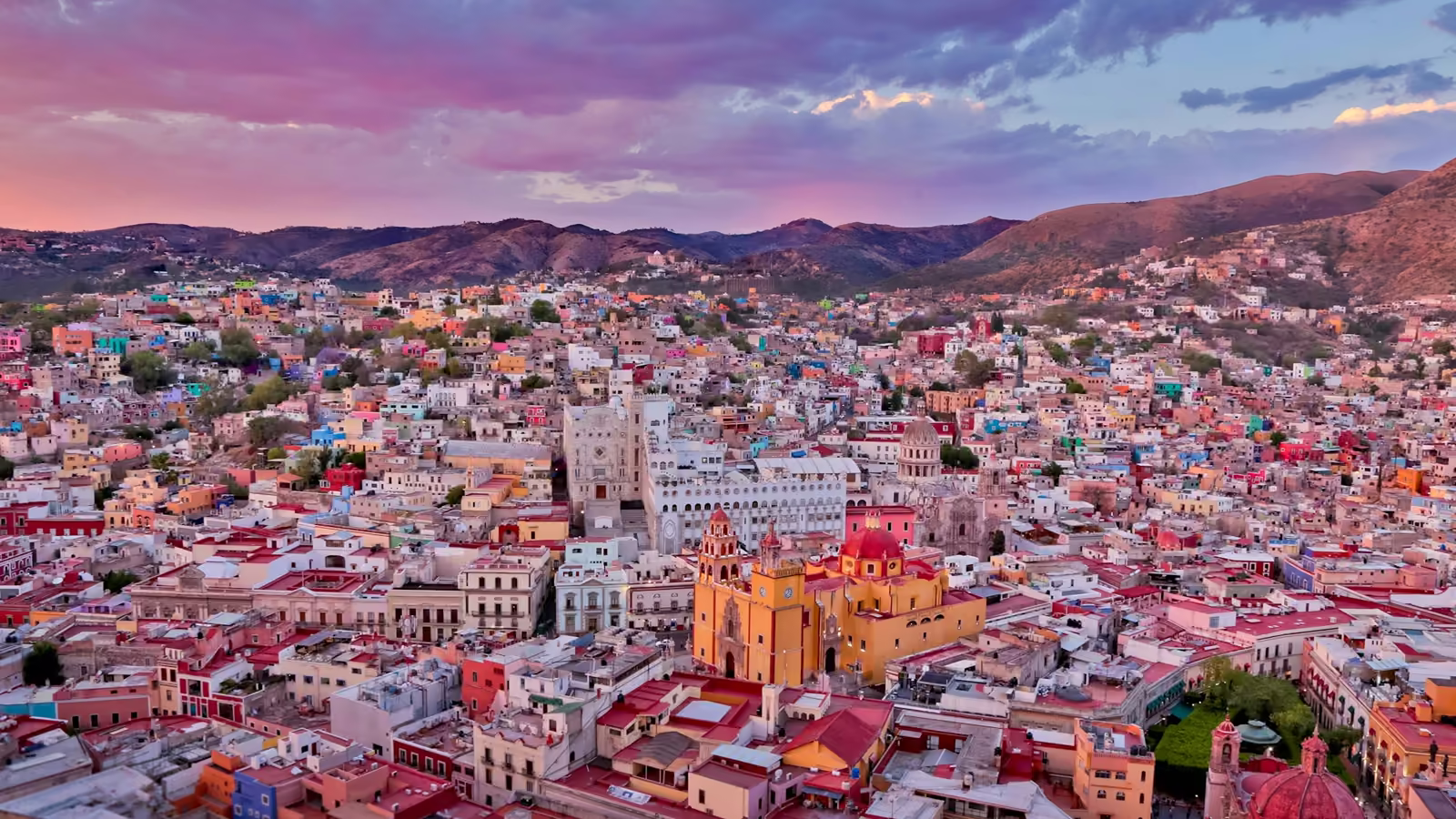Vista aérea de una ciudad mexicana con casas de colores al atardecer