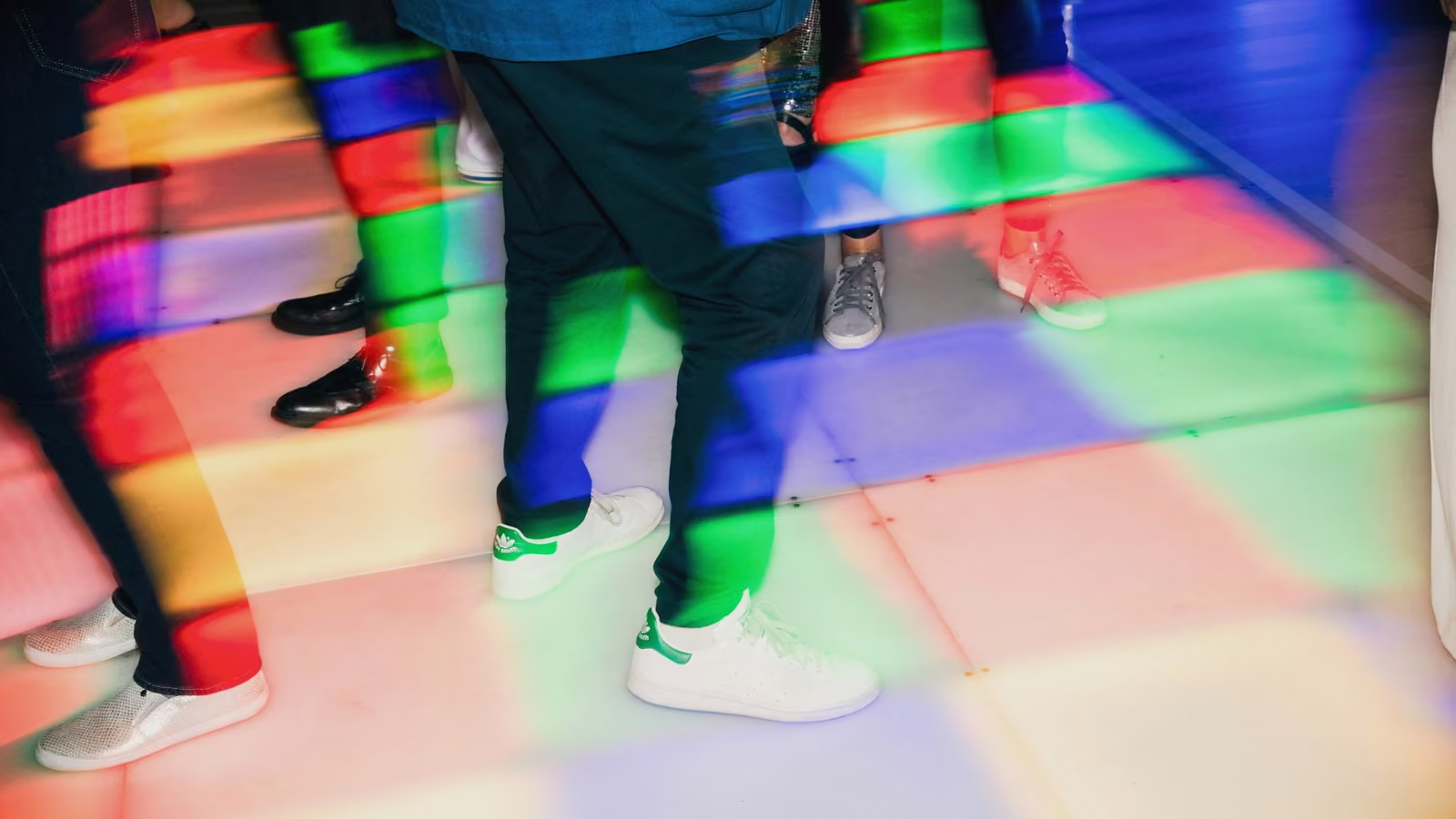Pista de baile iluminada con luces de colores