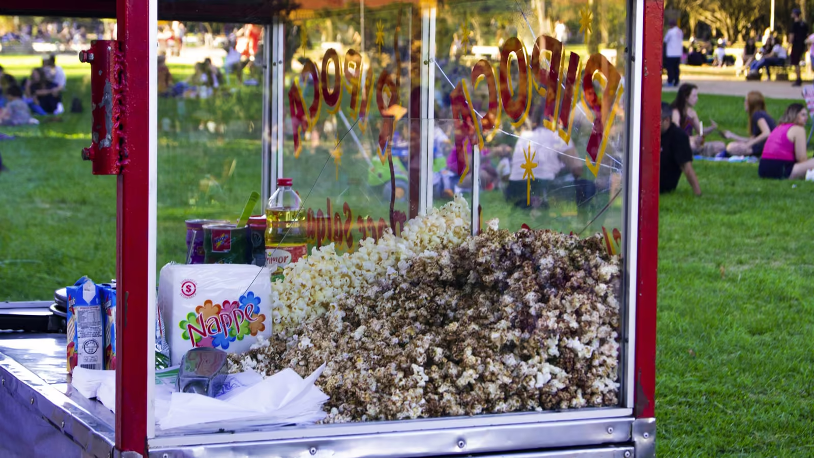Carrito de palomitas en un evento al aire libre