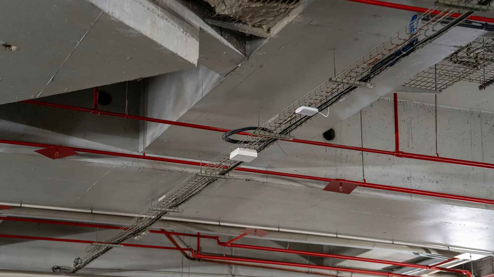 Tubería roja de un sistema de rociadores contra incendio en un techo industrial