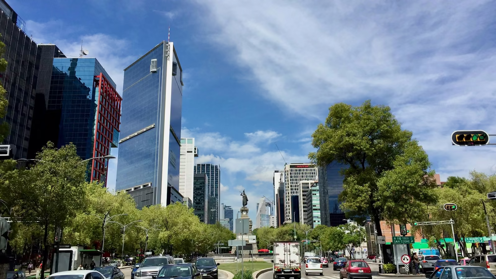 Torres corporativas sobre Paseo de la Reforma en la Ciudad de México