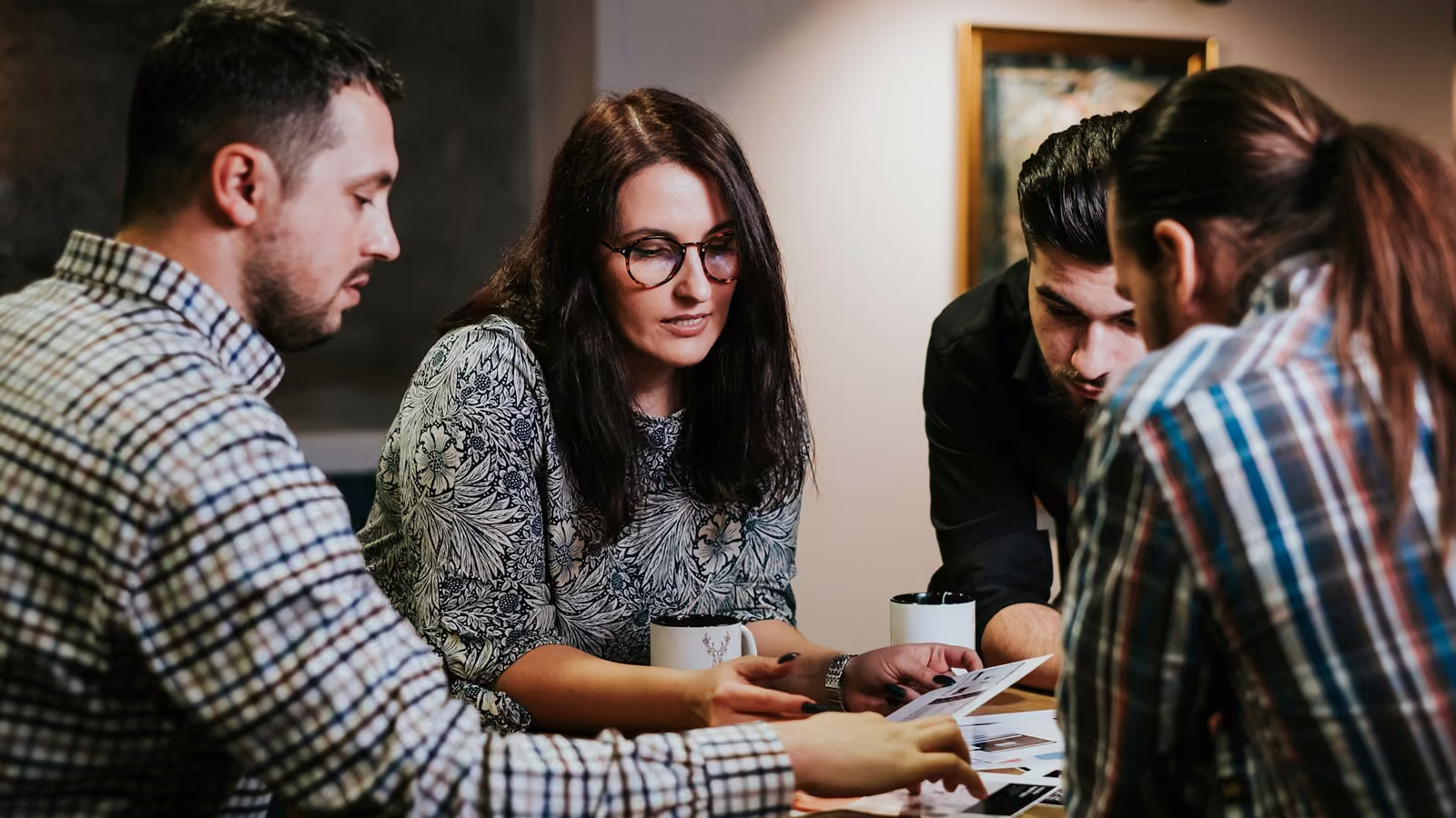 Equipo de trabajo revisando información en una mesa de oficina