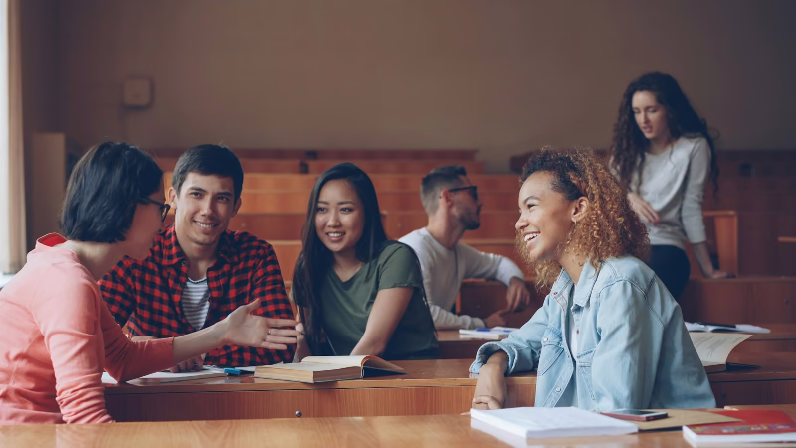 Estudiantes universitarios trabajando juntos en un aula